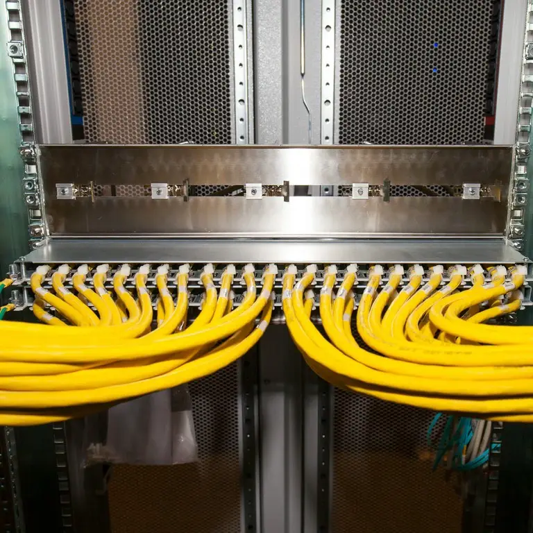duża ilość podłączonych kabli